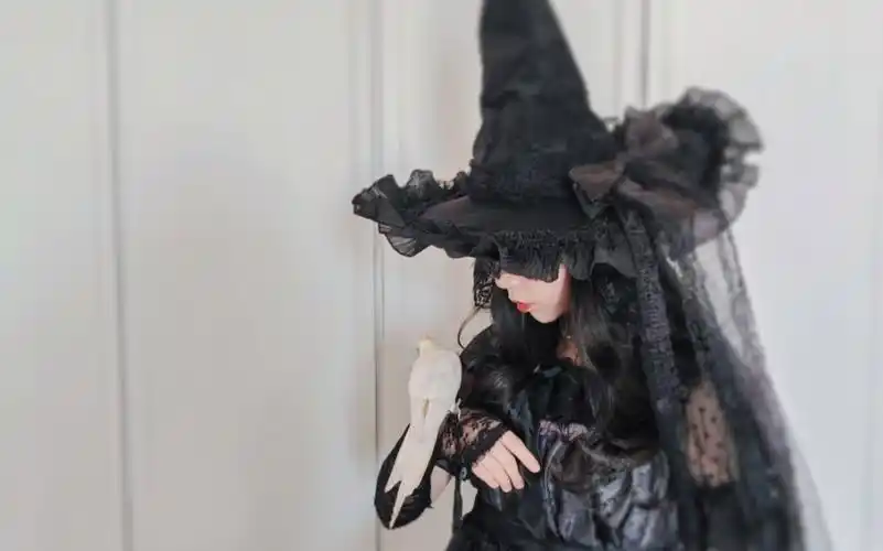 万圣节怎么能少的了小女巫呐～