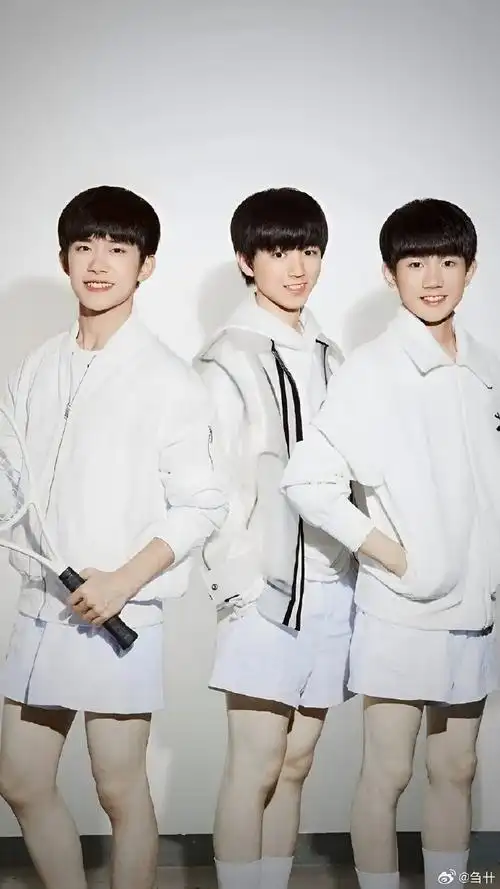 tfboys超话规规矩矩的三人图怎么会这么模糊呢#tfboys##王源客厅狂欢