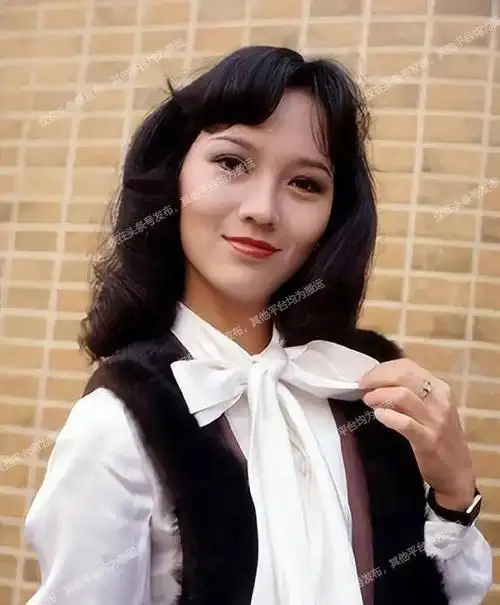 69岁赵雅芝的骄傲:三个儿子都是学霸,今大儿子45岁,二儿子41岁