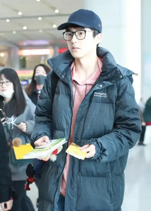 刘昊然身穿中戏校服现身机场 手拿书本书生气十足 - 洋洋影院