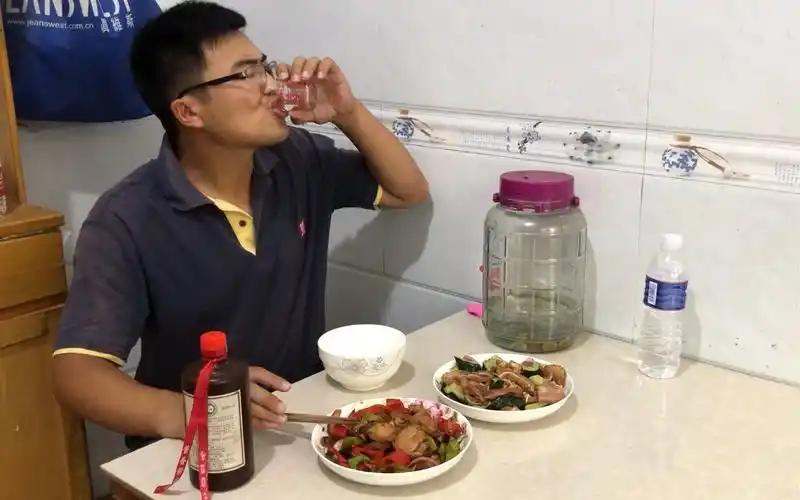 两个羊蛋,两个羊腰子,一个猪耳朵,小伙雨天在家喝酒,一瓶没够