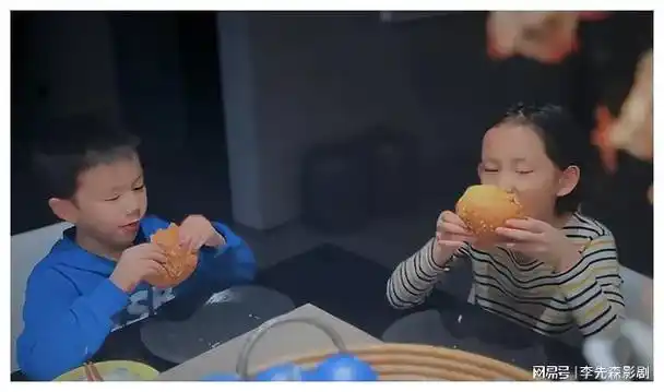 黄磊家庭曝光三胎儿子惊艳亮相遗传爸爸颜值