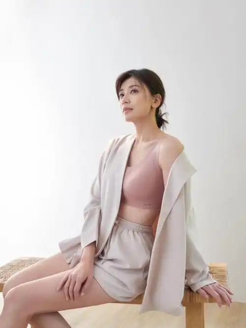 贾静雯新造型彻底封神48岁穿露脐装拍大片秀身材同龄少见