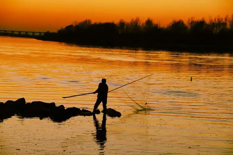 夕阳西下捕鱼人