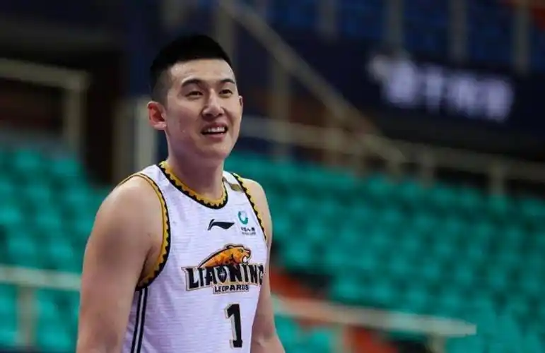 因为球队五号位比较缺人,所以杨鸣会让他去顶五号位,但付豪身高不够