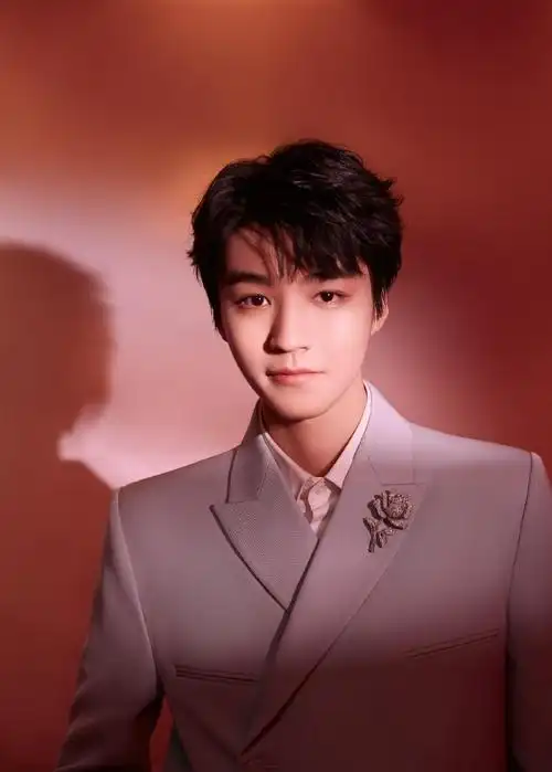 王俊凯新春写真释出西装造型青春帅气