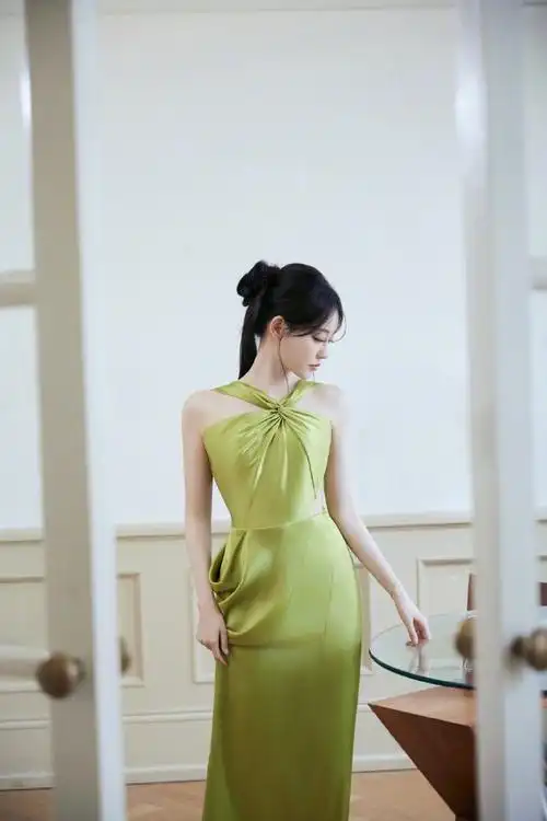 锐意风尚之夜##祝绪丹缎面飘带裙##祝绪丹翡羽绿坠感长裙