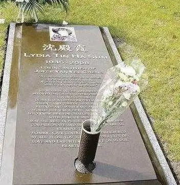 梅艳芳是火葬的,只有骨灰.由于梅姐一生信