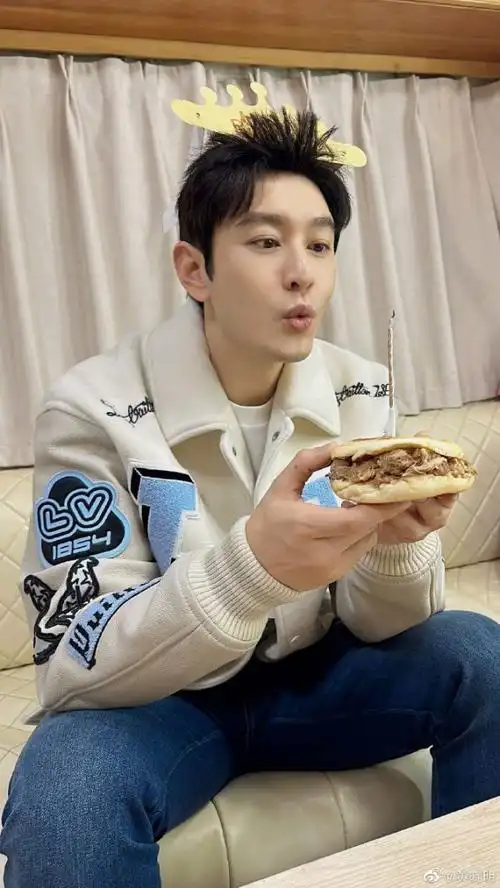 黄晓明庆生吃肉夹馍蛋糕儿子小海绵写生日寄语好有爱