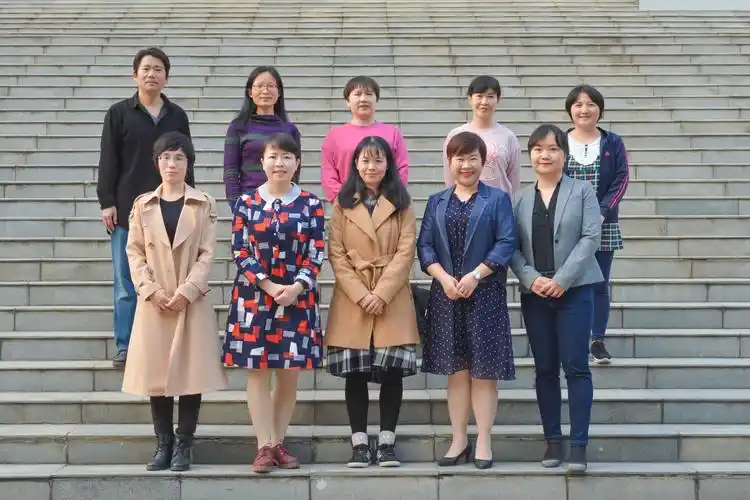 大学外语第二教研室左起:一排:蒙志珍,黄林慧,覃美静,庞文慧,刘俐冬二