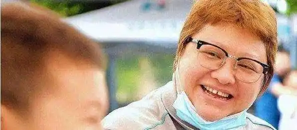 韩红自称年轻时是校花,本以为开玩笑,当看到18岁的照片后我信了_网友