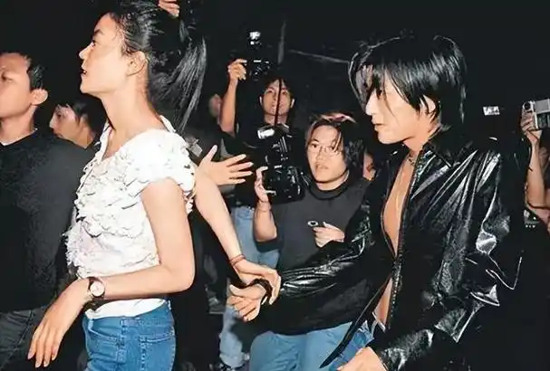 54岁王菲牵手谢霆锋!两人身高仅差0.