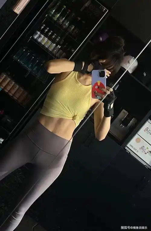 晒健身美照宛如女教练,马甲线真抢眼_女明星_自律_合作