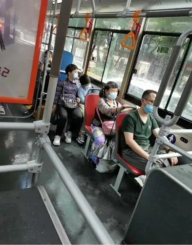 实拍!重庆公交车 "电视噪音大":被投诉了,声音尖锐吵闹!