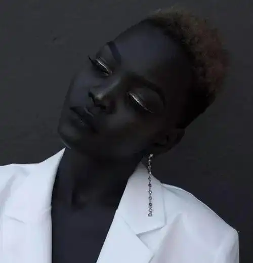 世界最黑模特,连牙龈嘴唇都是黑的,却美得让人难以忘怀|亚克|肤色|黑