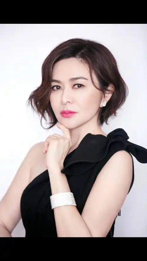 关之琳,1962年9月24日出生于香港,毕业于玛利诺修院学校,演员,歌手.