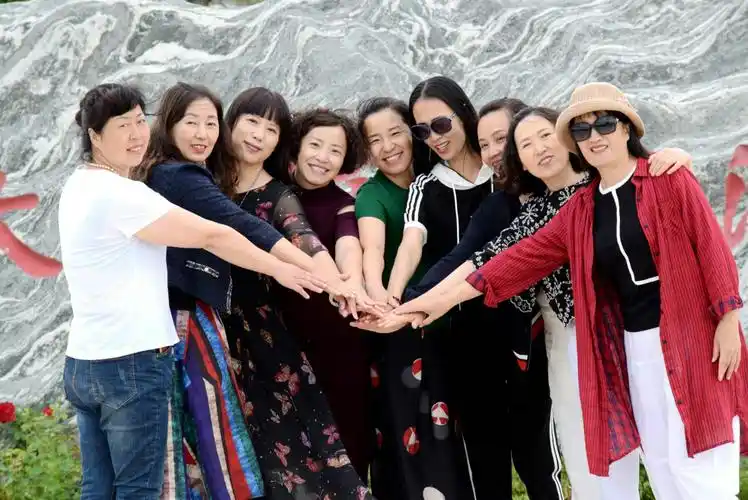 姐妹们一行九人,早上八点半出发,乘着中客,来到亚光湖湿地,开始了拍照