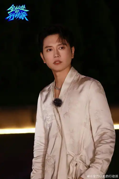 一袭纯白西服套装高调登场,@孟鹤堂在线整活抖包袱,中午12:00锁定dy