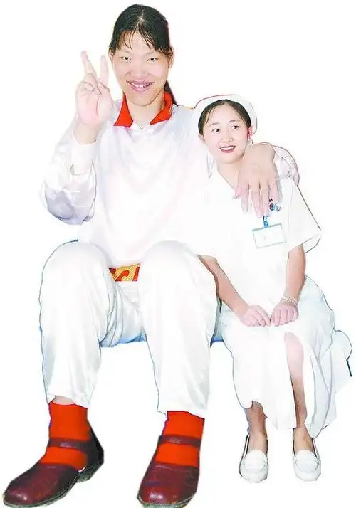 安徽"女巨人"姚德芬,身高2.36米,鞋78码,41岁离世留4个心愿_腾讯新闻