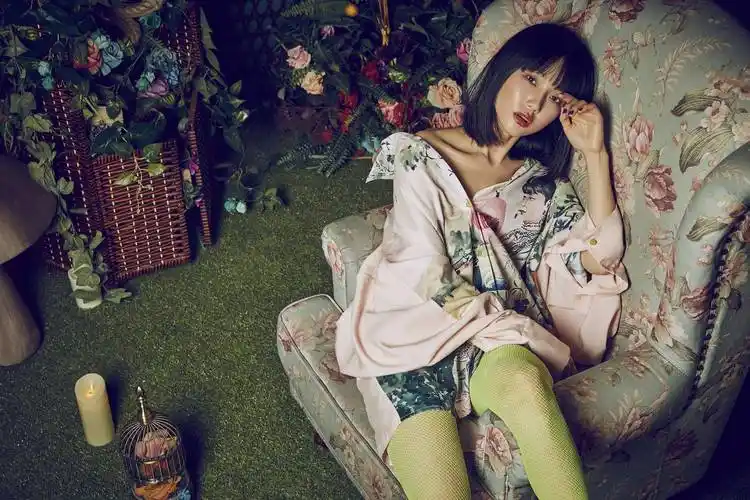 1,2009年3月,环球天韵的艺人黄玲首次应邀登上"快乐大本营".