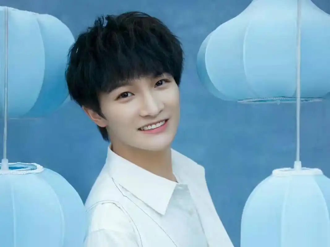 人间百灵鸟春天的精灵周深亮相快乐大本营和创造营