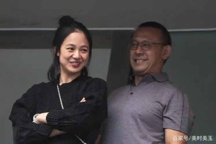 姜文老婆戴无色翡翠似仙女,这样的翡翠你喜欢吗?