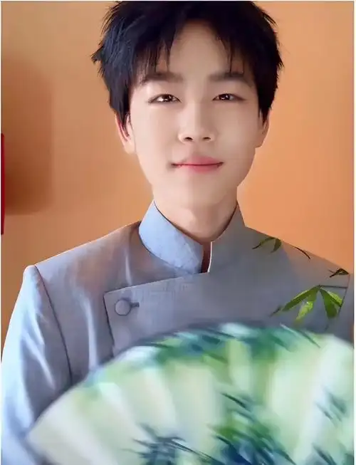 "小范闲"韩昊霖长大了,越来越像张若昀,14岁身高170太帅啦!