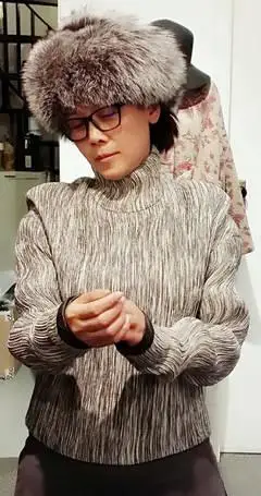 50岁田震进校园当老师 为学生上课笑成眯眯眼