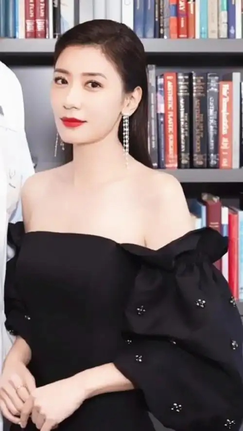 46岁贾静雯出席活动显疲惫 眼神黯淡无笑容 吊带裙穿出好身材