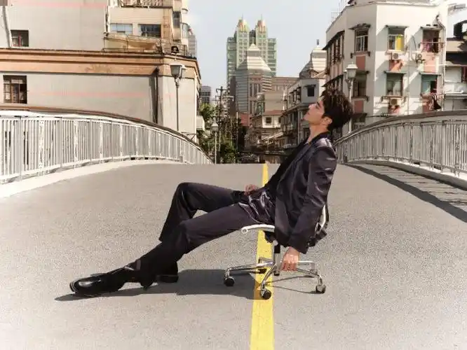 张艺凡这腿p都不敢这么p#叭,比例太逆天了,胡一天格雷系穿搭好亮眼