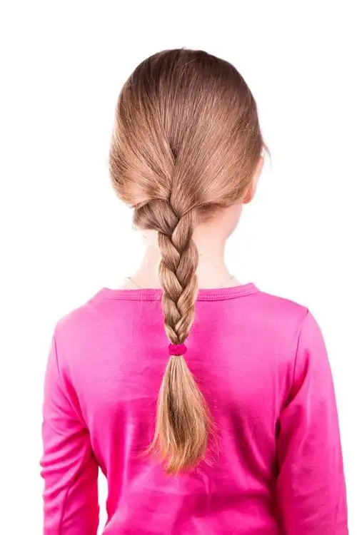 漂亮的小女孩在辫子长头发的画像.头发护理概念.