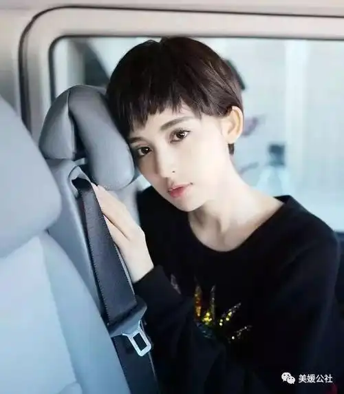短发配夸张的耳饰,时尚度满分~你觉得郭采洁和古力娜扎,谁的狗啃短发