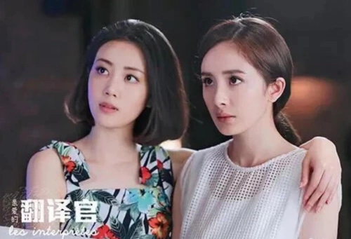 原创李溪芮被问:解约后还和杨幂联系吗?下意识表情太真实,令人心酸