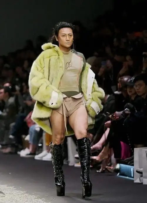 陈志朋走秀露猪腩肉让人惊掉下巴造型辣眼确实不是博眼球