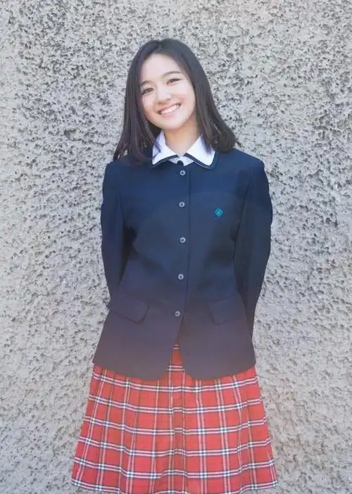 李兰迪这套穿搭学生风真的太浓郁了,仿佛真的置身于校园中.