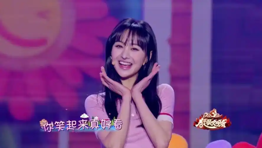 春晚郑爽和爸妈一起带来一首《你笑起来真好看》,小爽音色甜美 2020