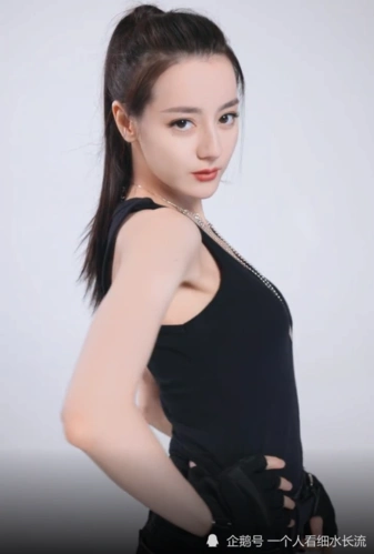 迪丽热巴穿吊带背心拍广告侧身摆拍时生图腰围是认真的