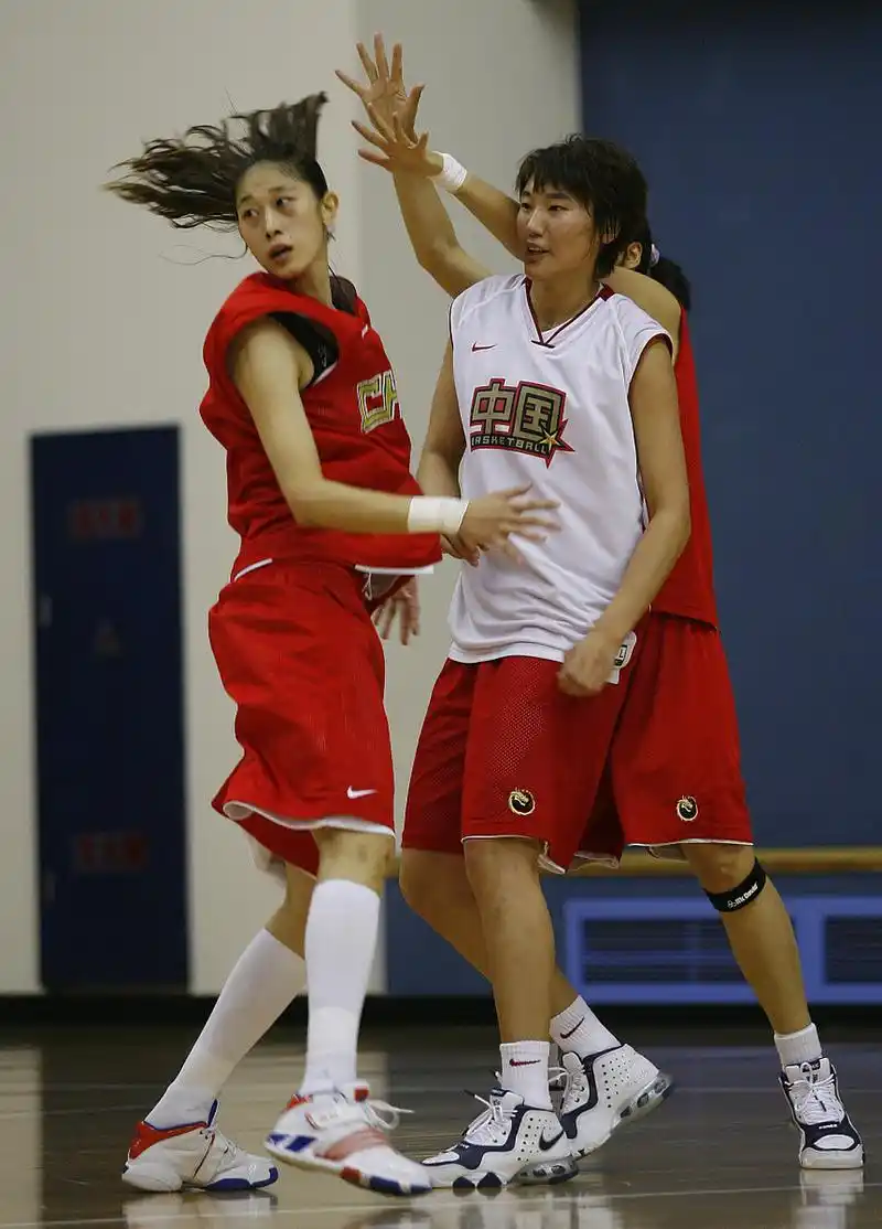 中国女篮内线巨人韩旭力压日本队 一次进攻引发争议   8月5日,成都