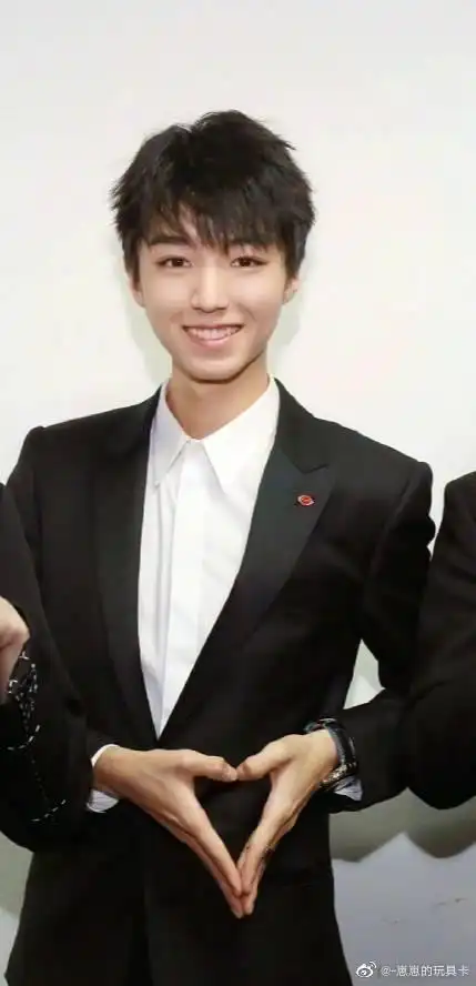 王俊凯花式比心合集 快来接收少年的心动狙击