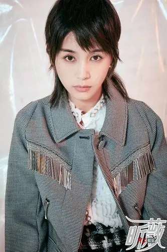 王子文再曝秋冬封面大片 眼神杀演绎个性魅力