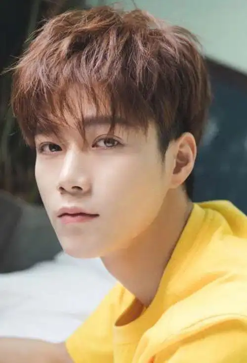 首页 女生发型 刘海 碎发刘海怎么剪显帅气 帅到离谱的男生短发欣赏精