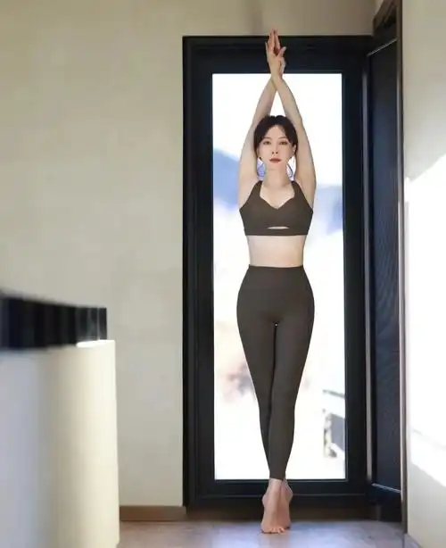 秦岚年龄身高  秦岚秀身材