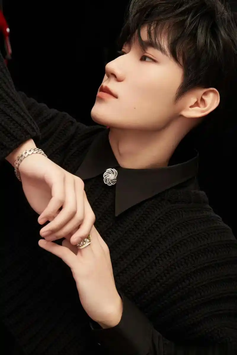 张真源黑色质感大片张真源黑色写真大片质感满满,张哥侧颜棱角分明好