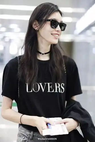 奚梦瑶现身上海机场,黑色t恤搭配牛仔裤轻松休闲,配上choker和墨镜是