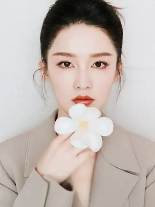 李沁米色西装造型出镜身材纤细优雅又大气