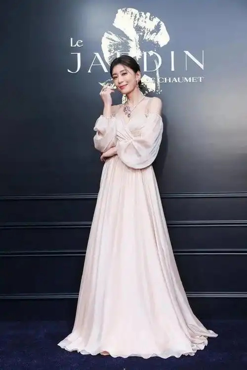 贾静雯身着白色露肩礼服,华丽珠宝点缀魅力尽显!