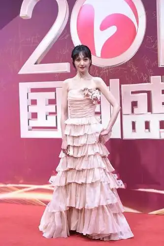 郑爽穿粉色蛋糕裙大秀蝴蝶背惹人羡慕自卑小爽越来越自信