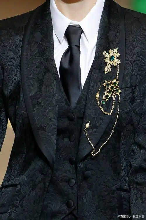 男士西装胸针该别在什么位置