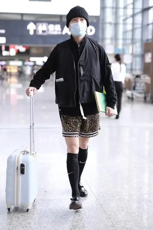 组图:马伯骞戴针织帽玩反季时尚 豹纹短裤配长筒袜造型前卫