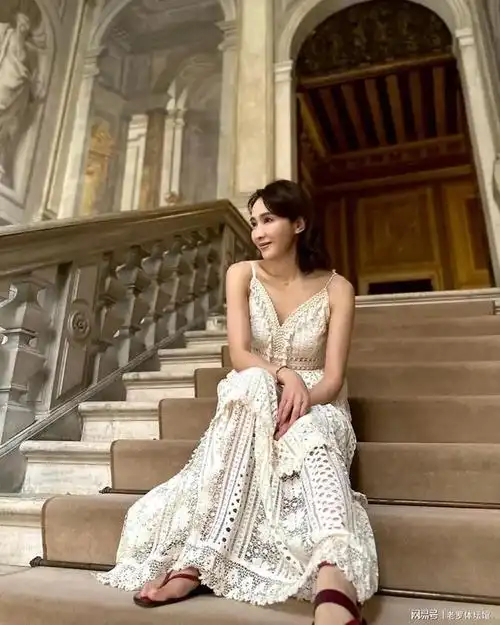 51岁黎姿畅游欧洲穿低胸吊带裙秀完美身材颜值仍似18岁少女